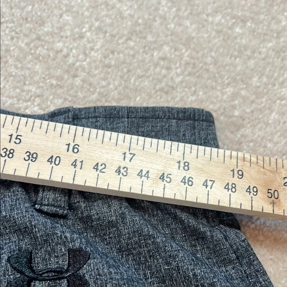 Under Armour Gray Flat Front Shorts headgear  size 40 Casual Style - Picture 5 of 5